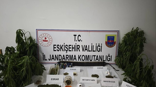 Eskişehir'de Hint keneviri ile esrar ve sentetik uyuşturucu ele geçirildi