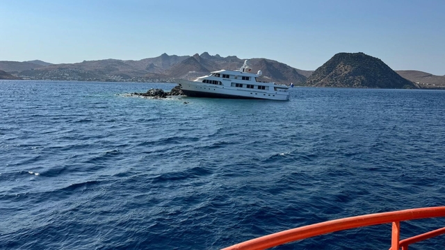 Bodrum açıklarında kayalıklara çarpan motoryatın kurtarılması için çalışmalar sürüyor