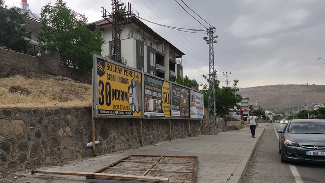 Bingöl'de üzerine reklam panosu düşen kişi yaralandı