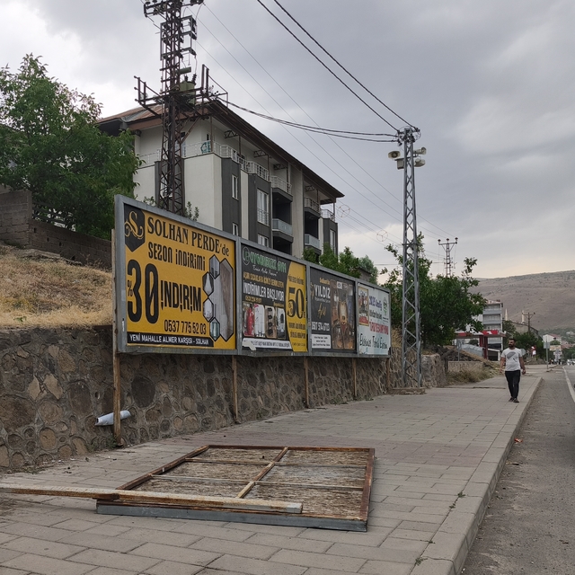 Bingöl'de üzerine reklam panosu düşen kişi yaralandı
