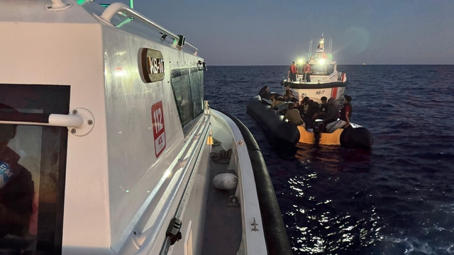 İzmir açıklarında 89 düzensiz göçmen yakalandı