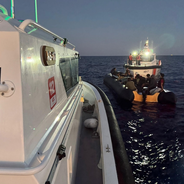 İzmir açıklarında 89 düzensiz göçmen yakalandı