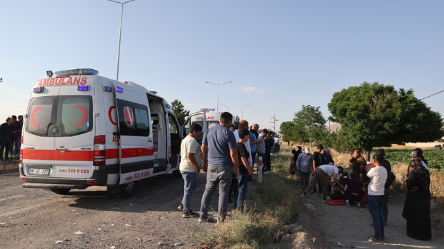 Nevşehir'de işçi minibüsü ile hafif ticari aracın çarpıştığı kazada 9 kişi yaralandı