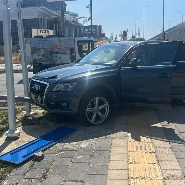 Sivas'ta cip ile otomobil çarpıştı, 4 kişi yaralandı