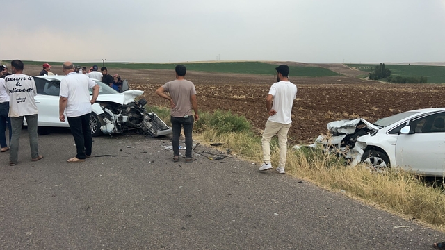Diyarbakır'da iki otomobil kafa kafaya çarpıştı: 5 yaralı