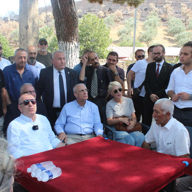 Zafer Partisi Genel Başkanı Özdağ, İzmir'de yangın bölgesinde incelemelerde...