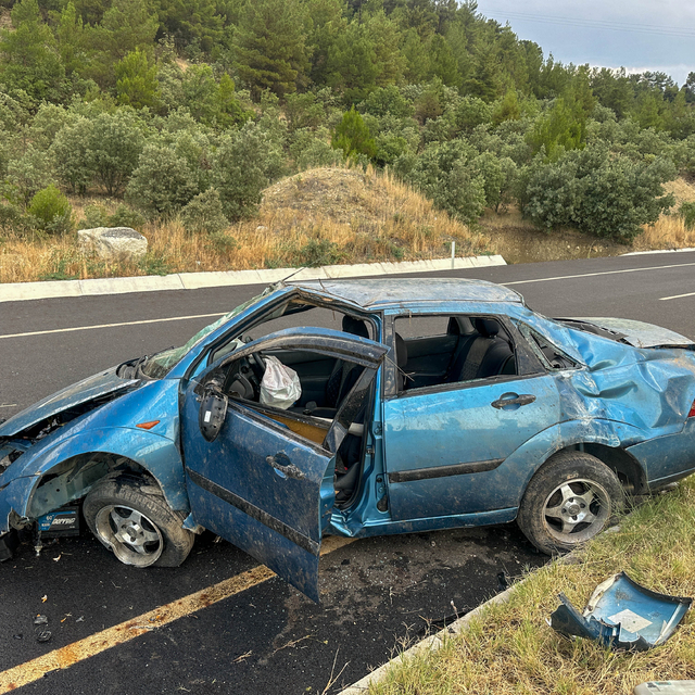 Uşak'ta refüje çarparak takla atan otomobildeki 5 kişi yaralandı