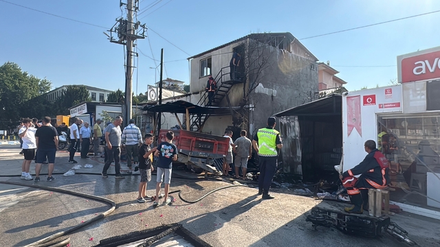 Sakarya'da market deposunda çıkan yangın, otluk ve ağaçlık alana sıçradı
