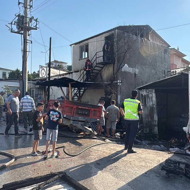 Sakarya'da market deposunda çıkan yangın, otluk ve ağaçlık alana sıçradı