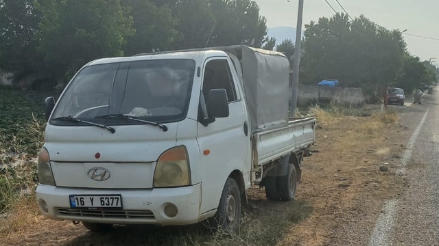 Mevsimlik işçi seyir halindeki kamyonetin kasasından düşüp, yaralandı
