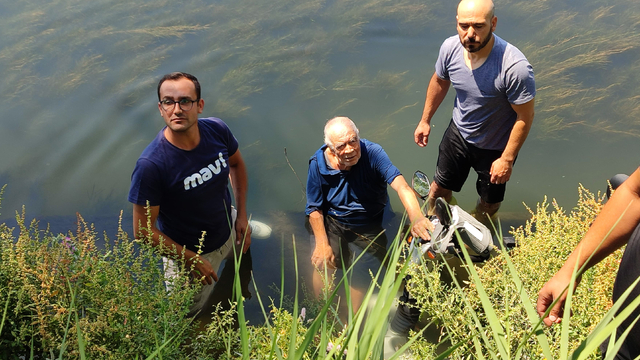 Avanos'ta ırmağa düşen yaşlı adamın köpeği başından ayrılmadı