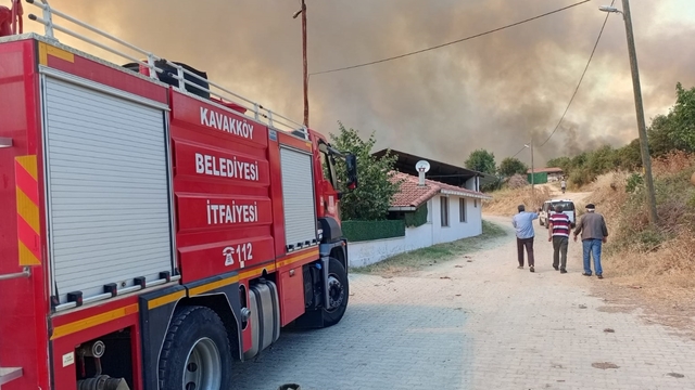 Çanakkale'de tarım arazisinde çıkan ve ormanlık alana sıçrayan yangına müdahale ediliyor
