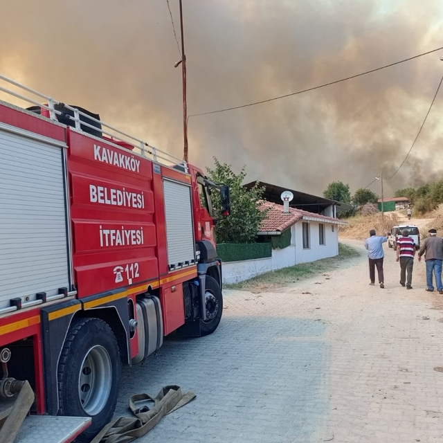 Çanakkale'de tarım arazisinde çıkan ve ormanlık alana sıçrayan yangına müda...