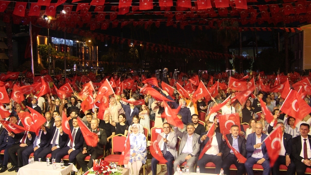 Adana'da 'Demokrasi Nöbeti' tutuldu, şehitler dualarla anıldı