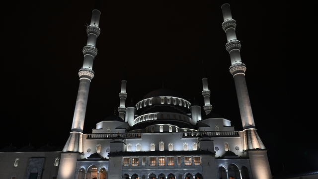 Ülke genelindeki camilerde sela okundu