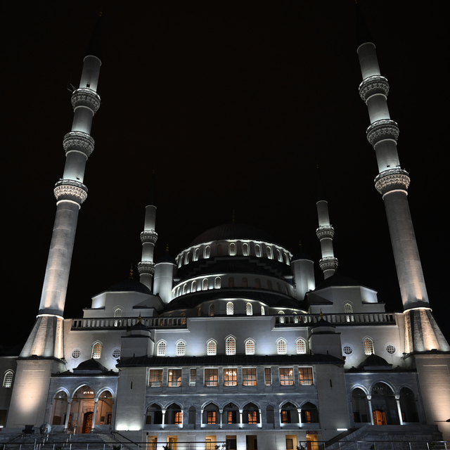 Ülke genelindeki camilerde sela okundu