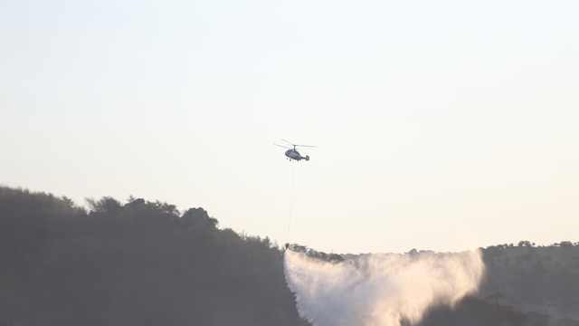 Çanakkale'nin Ayvacık ilçesinde çıkan orman yangınına havadan ve karadan müdahale ediliyor