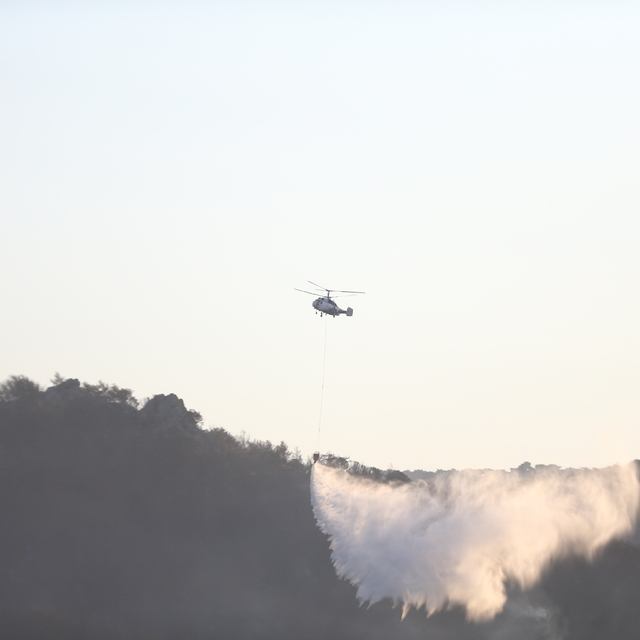 Çanakkale'nin Ayvacık ilçesinde çıkan orman yangınına havadan ve karadan mü...