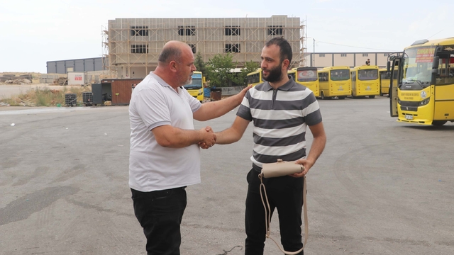 Otobüs şoförü, aracında unutulan içinde para ve altın olan çantayı sahibine ulaştırdı