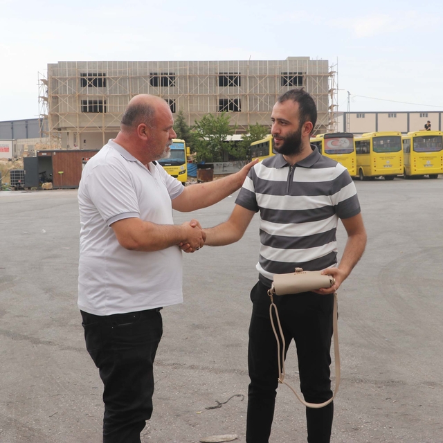 Otobüs şoförü, aracında unutulan içinde para ve altın olan çantayı sahibine...