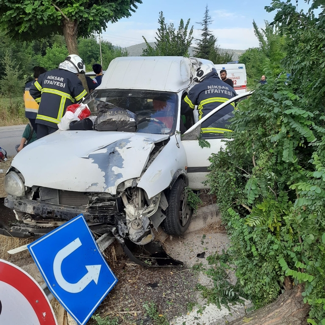 Tokat'ta hafif ticari araç ağaca çarptı, 4 kişi yaralandı