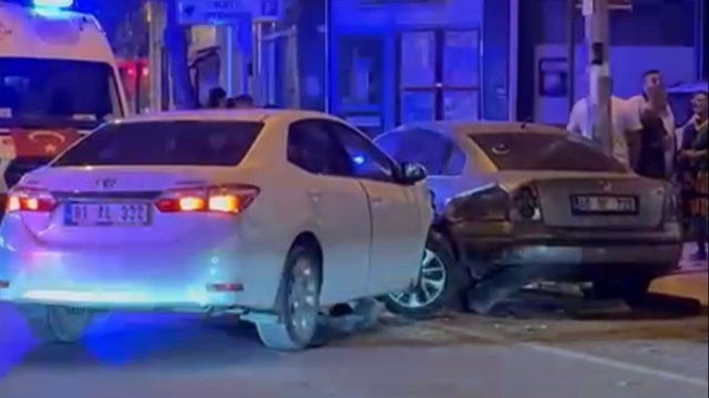Alkollü sürücü, otomobiliyle, park halindeki 2 araca çarptı; 1 yaralı