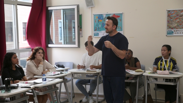 Yunus Emre Enstitüsü'nün yaz okullarına katılan yabancı öğrenciler Türkçe öğreniyor