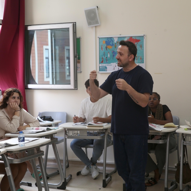 Yunus Emre Enstitüsü'nün yaz okullarına katılan yabancı öğrenciler Türkçe ö...