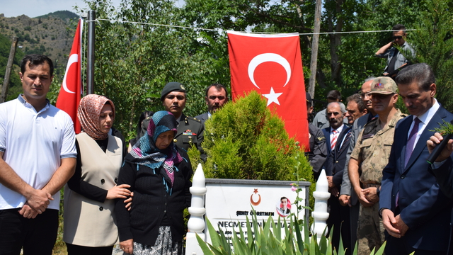 Şehit öğretmen Necmettin Yılmaz kabri başında anıldı