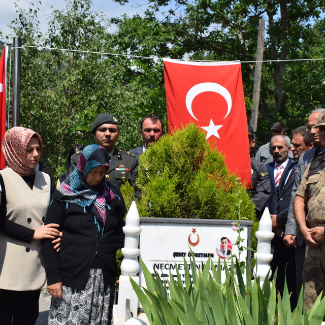 Şehit öğretmen Necmettin Yılmaz kabri başında anıldı
