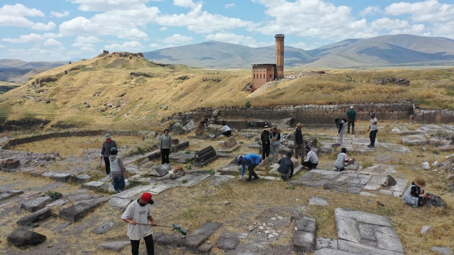 Ani Ören Yeri'nde toprak altındaki tarihin ortaya çıkarılması için 6 noktada kazı yapılıyor