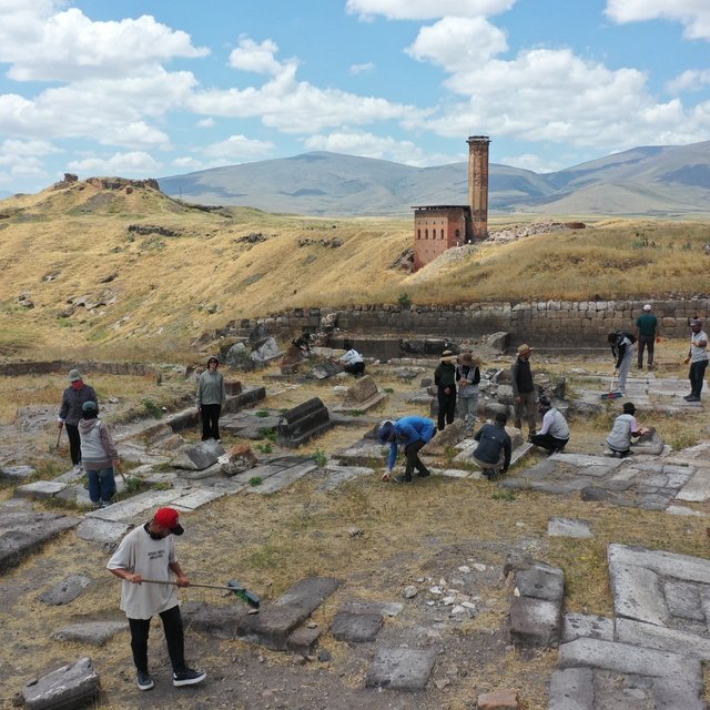 Ani Ören Yeri'nde toprak altındaki tarihin ortaya çıkarılması için 6 noktad...