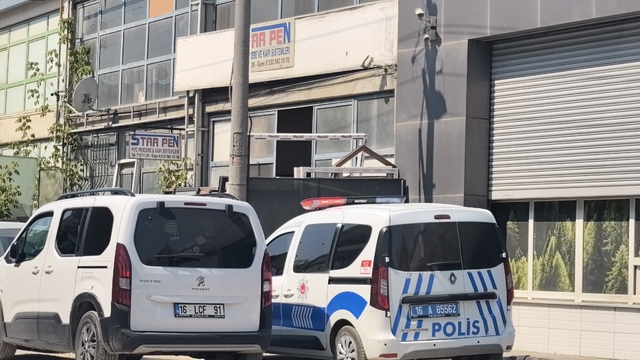 Pencereye beğenmedi, yapan kişinin iş yerini kurşunladı