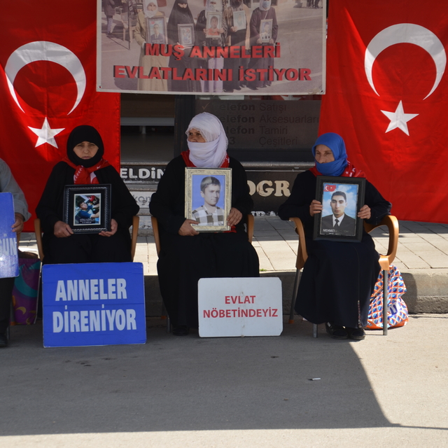 Muşlu aileler DEM Parti önündeki eylemlerini sürdürdü