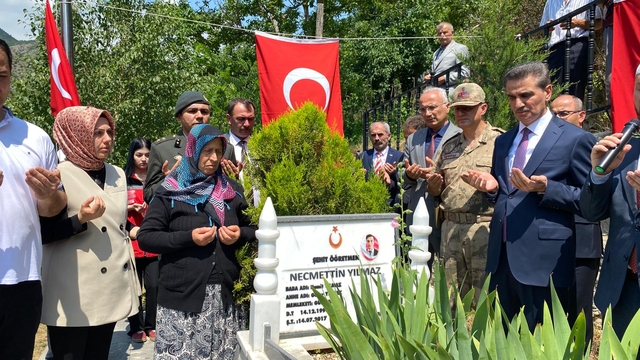 Necmettin öğretmen, şehadetinin 8'inci yıl dönümünde mezarı başında anıldı