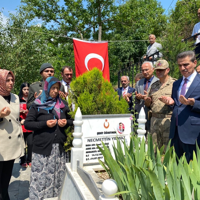 Necmettin öğretmen, şehadetinin 8'inci yıl dönümünde mezarı başında anıldı