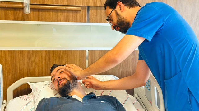 Siirt'te işitme kaybı yaşayan hasta ameliyatla sağlığına kavuşturuldu
