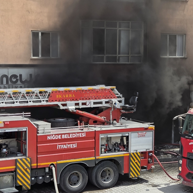Niğde'de beyaz eşya deposunda çıkan yangına müdahale ediliyor
