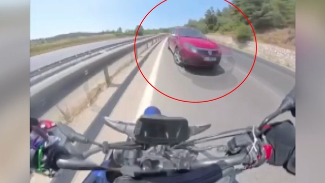 Ters yöne giren otomobille karşı karşıya gelen motosikletin sürücüsü son anda kurtuldu