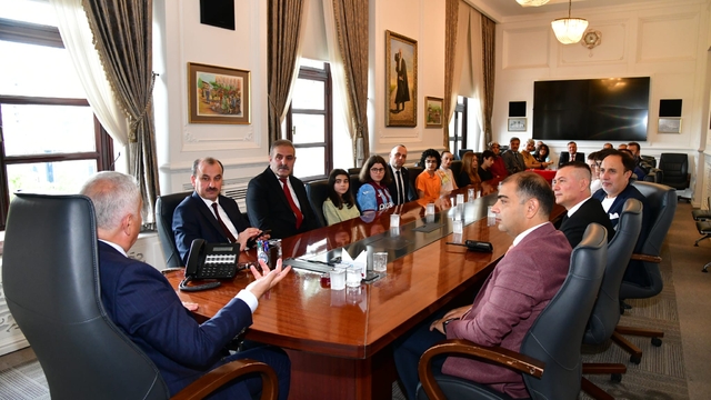 LGS birincisi öğrenciler Vali Yıldırım'ı ziyaret etti