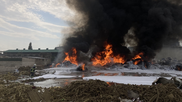 Gaziantep'te geri dönüşüm tesisinde yangın çıktı