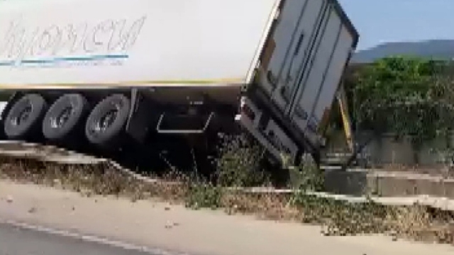 Bariyerlere çarpıp devrilen TIR'ın şoförü yaralandı