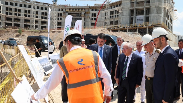 Bakanlar Güler ve Kurum, inşası süren Ay Yıldız yerleşkesindeki çalışmaları inceledi