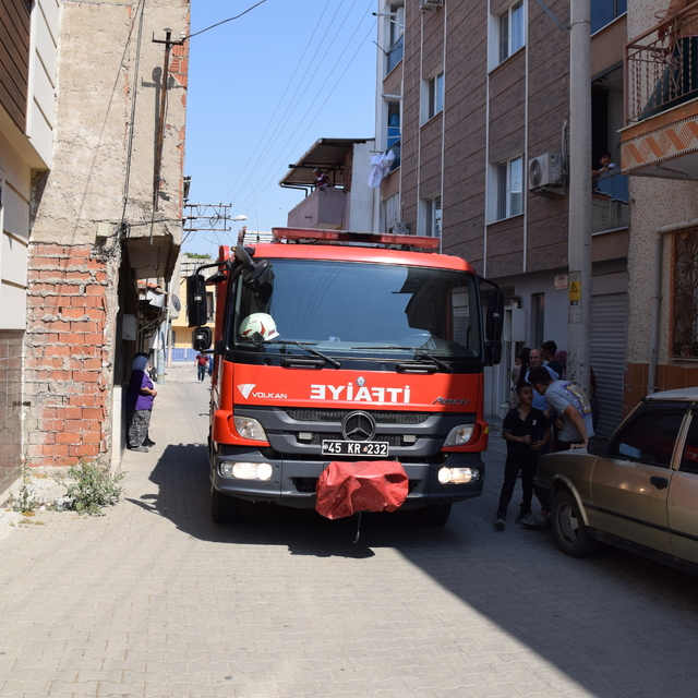 Turgutlu'da asansörde sıkışan işçi yaralandı