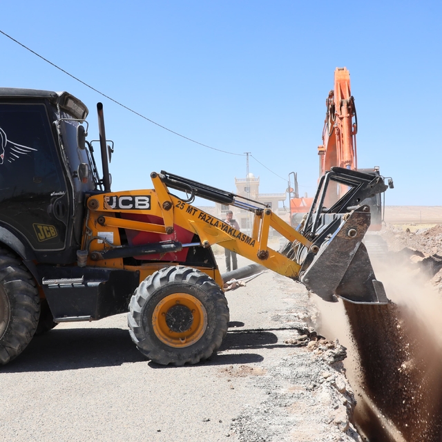 Mardin Büyükşehir Belediyesi Nusaybin'de altyapı çalışmalarını sürdürüyor