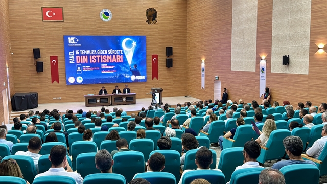 Kırşehir'de "15 Temmuz'a Giden Süreçte Din İstismarı" paneli düzenlendi