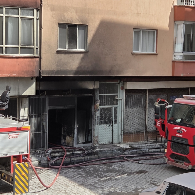 GÜNCELLEME - Niğde'de beyaz eşya deposunda çıkan yangın kontrol altına alın...