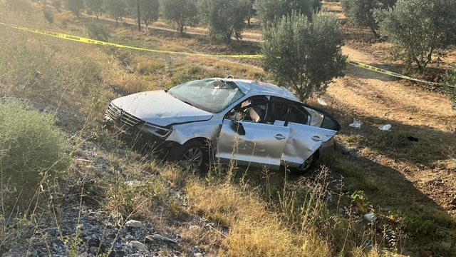 Manisa'da zeytinlikte devrilen otomobildeki 1 kişi öldü, 4 kişi yaralandı