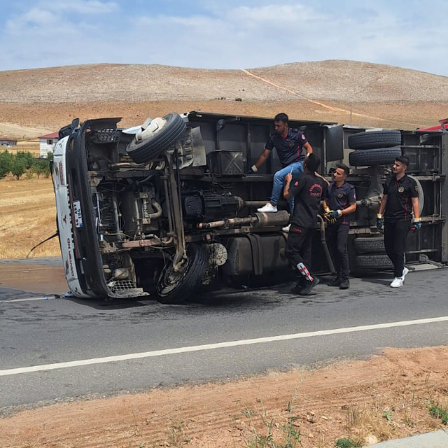 Kahramanmaraş'ta devrilen kamyonetteki 2 kişi yaralandı