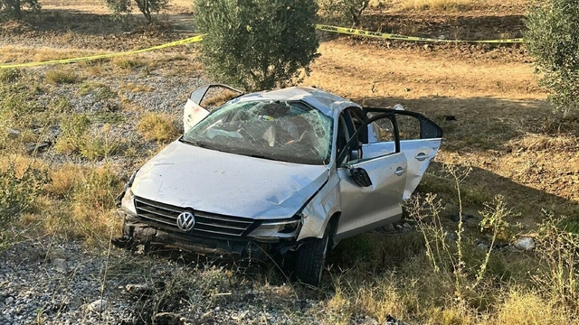 Manisa'da otomobil zeytinliğe uçtu; aynı aileden 1 ölü, 4 yaralı